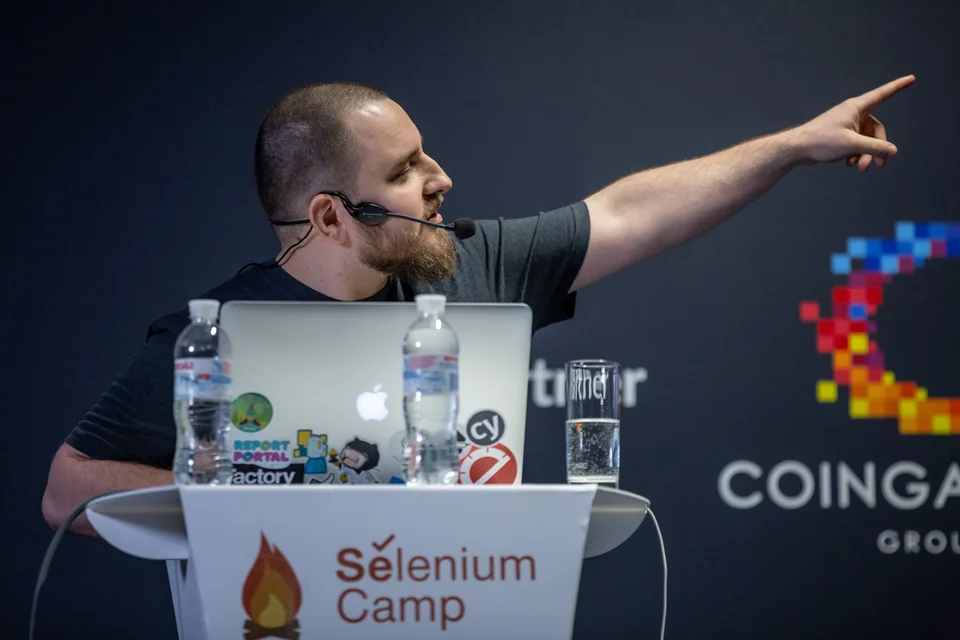 Олександр Хотемський виступає на Selenium Camp за ноутбуком